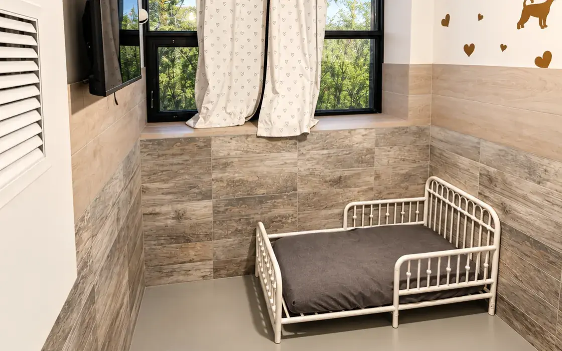 Suite de luxe avec fenêtre et lit pour chien au Chalet Sam, pension pour chien sans cage à Montréal