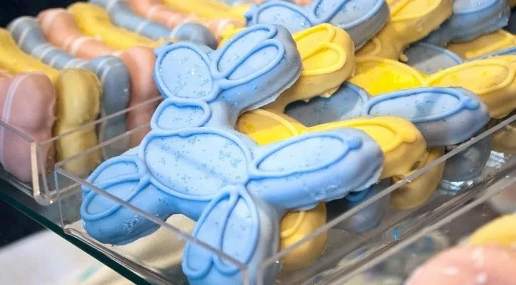 Iced balloon-dog cookies from the dog bakery at Lola’s Corner, Montreal